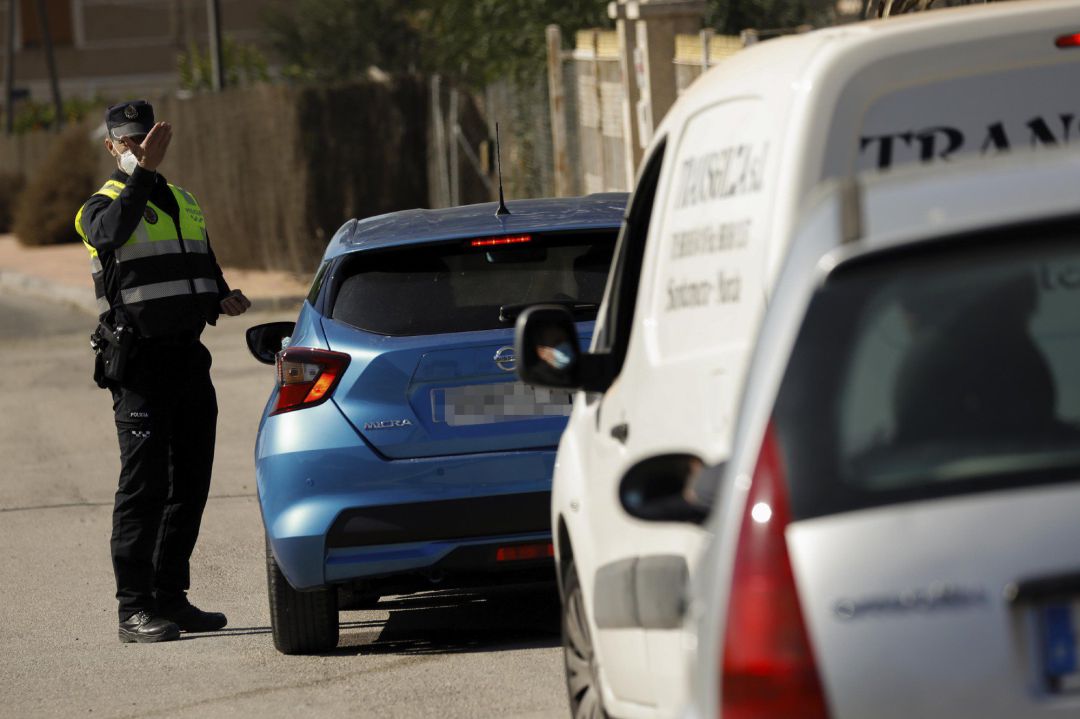 La Policía controla los cierres perimetrales de los concejos que las tienen decretadas La Policía controla los cierres perimetrales de los concejos que las tienen decretadas