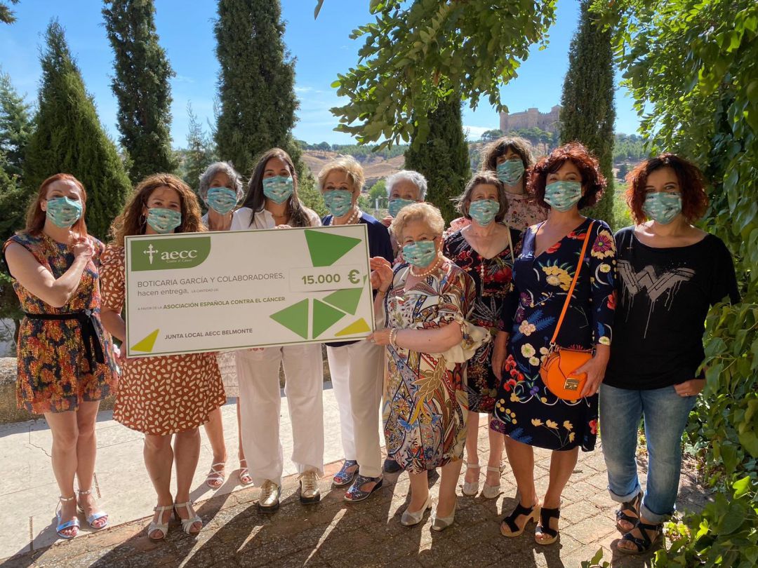 Marián García haciendo entrega, el pasado mes de septiembre, del cheque a las integrantes de la AECC en Belmonte, con el castillo al fondo Marián García haciendo entrega, el pasado mes de septiembre, del cheque a las integrantes de la AECC en Belmonte, con el castillo al fondo