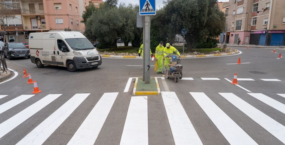 Pintado de aceras en varios puntos del municipio Pintado de aceras en varios puntos del municipio