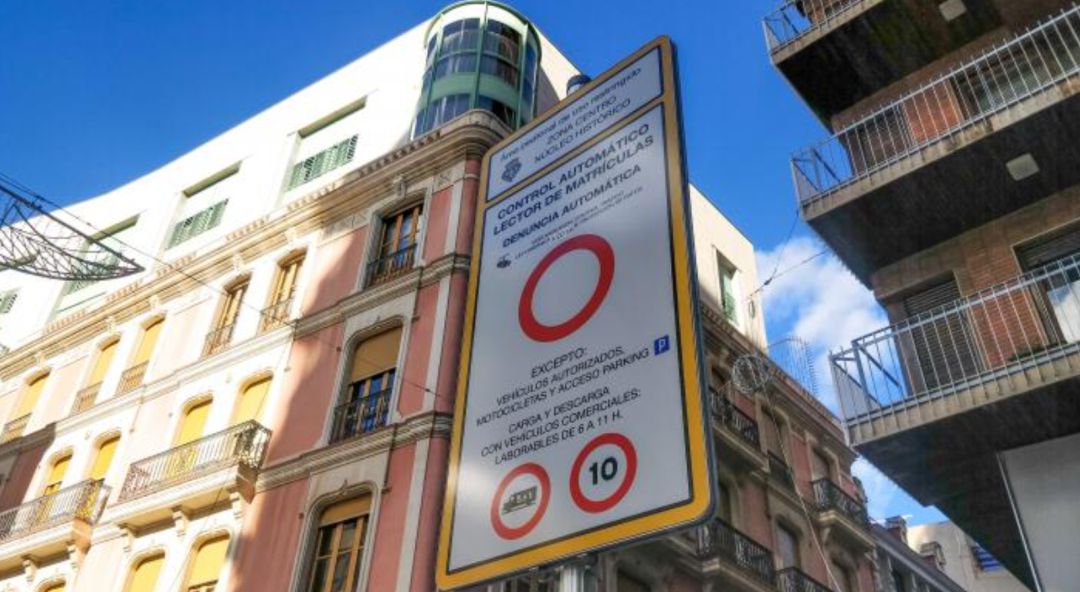 Señal control automático de lector de matrículas en el centro de Castelló Señal control automático de lector de matrículas en el centro de Castelló