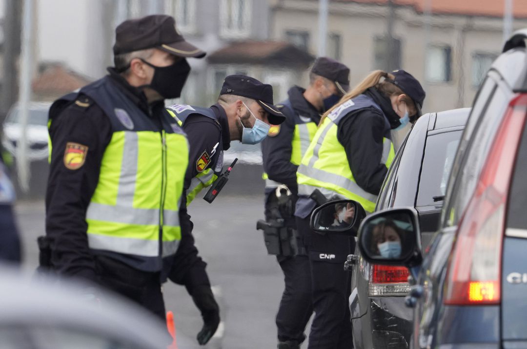 Varios de los agentes de la Policía Local realizando un control de movilidad Varios de los agentes de la Policía Local realizando un control de movilidad