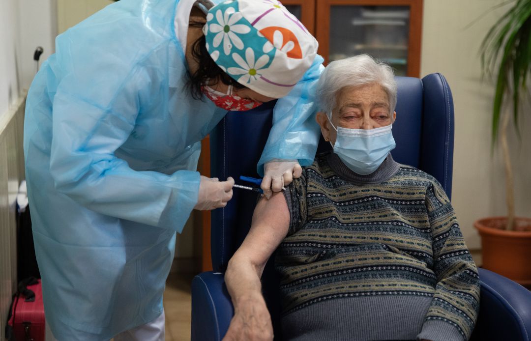 Canarias comienza a vacunar a las personas mayores de 80 años Canarias comienza a vacunar a las personas mayores de 80 años