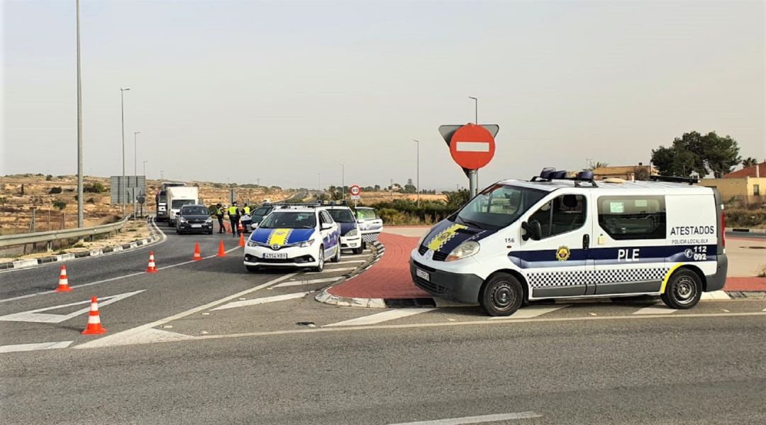 Control policial por el cierre perimetral en Elche Control policial por el cierre perimetral en Elche