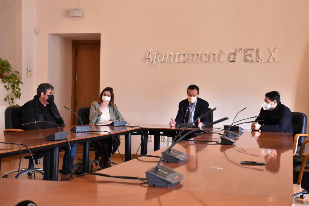 Reunión de las autoridades municipales y el sector del taxi Reunión de las autoridades municipales y el sector del taxi