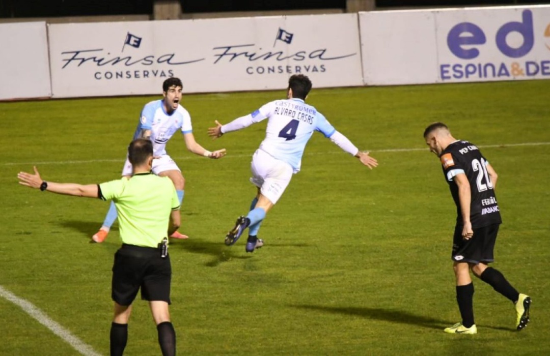 Álvaro Casas y David Soto fueron los primeros en celebrar el gol del empate marcado por el capitán blanquiazul Álvaro Casas y David Soto fueron los primeros en celebrar el gol del empate marcado por el capitán blanquiazul