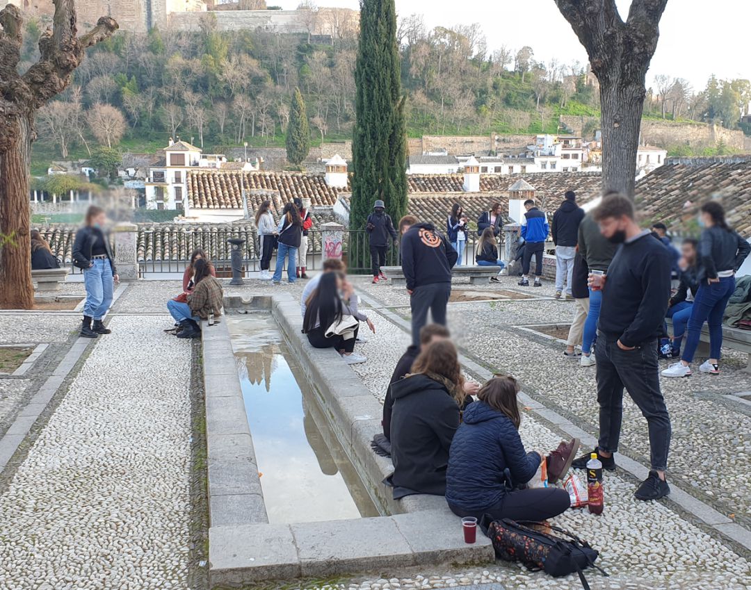 Jóvenes en la Placeta de Carvajales del Albaicín (Granada), la tarde del 13 de febrero de 2021 Jóvenes en la Placeta de Carvajales del Albaicín (Granada), la tarde del 13 de febrero de 2021