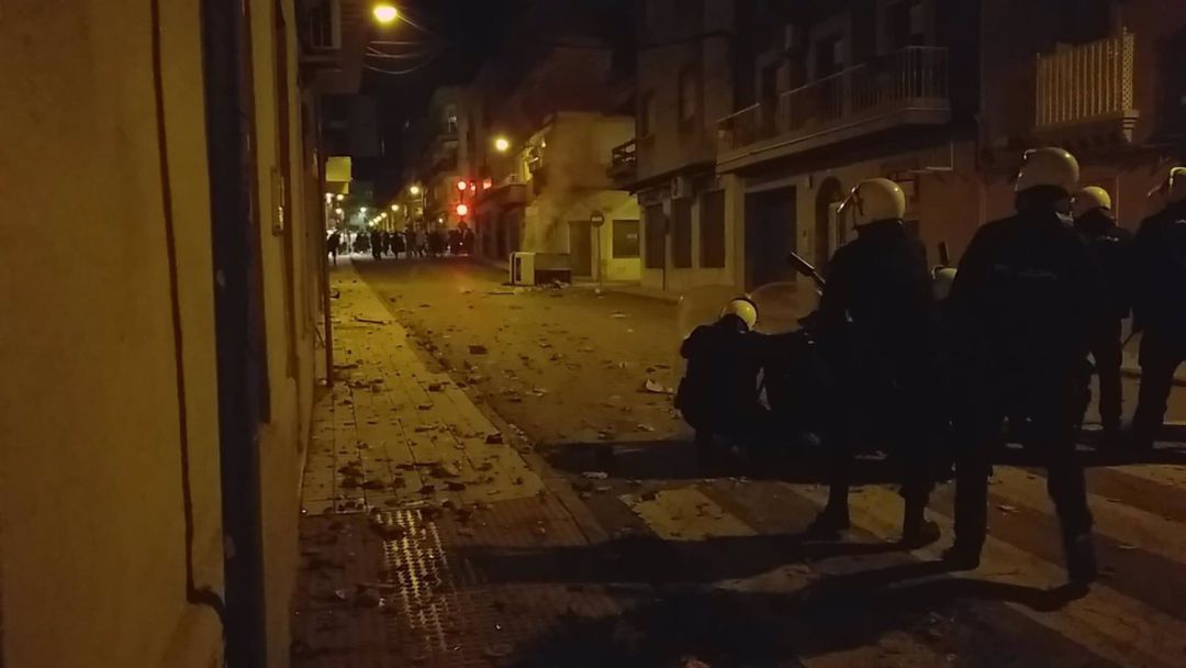 Intervención policial durante los disturbios en Linares el pasado sábado. Intervención policial durante los disturbios en Linares el pasado sábado.