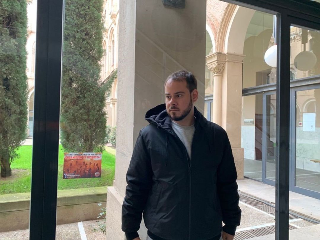 Pablo Hasel se encierra en la Universitat de Lleida "para evitar el encarcelamiento". Pablo Hasel se encierra en la Universitat de Lleida "para evitar el encarcelamiento".