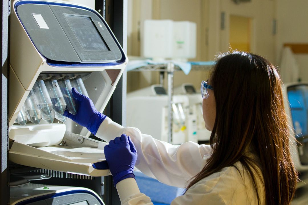 Una mujer trabajando en un laboratorio científico Una mujer trabajando en un laboratorio científico