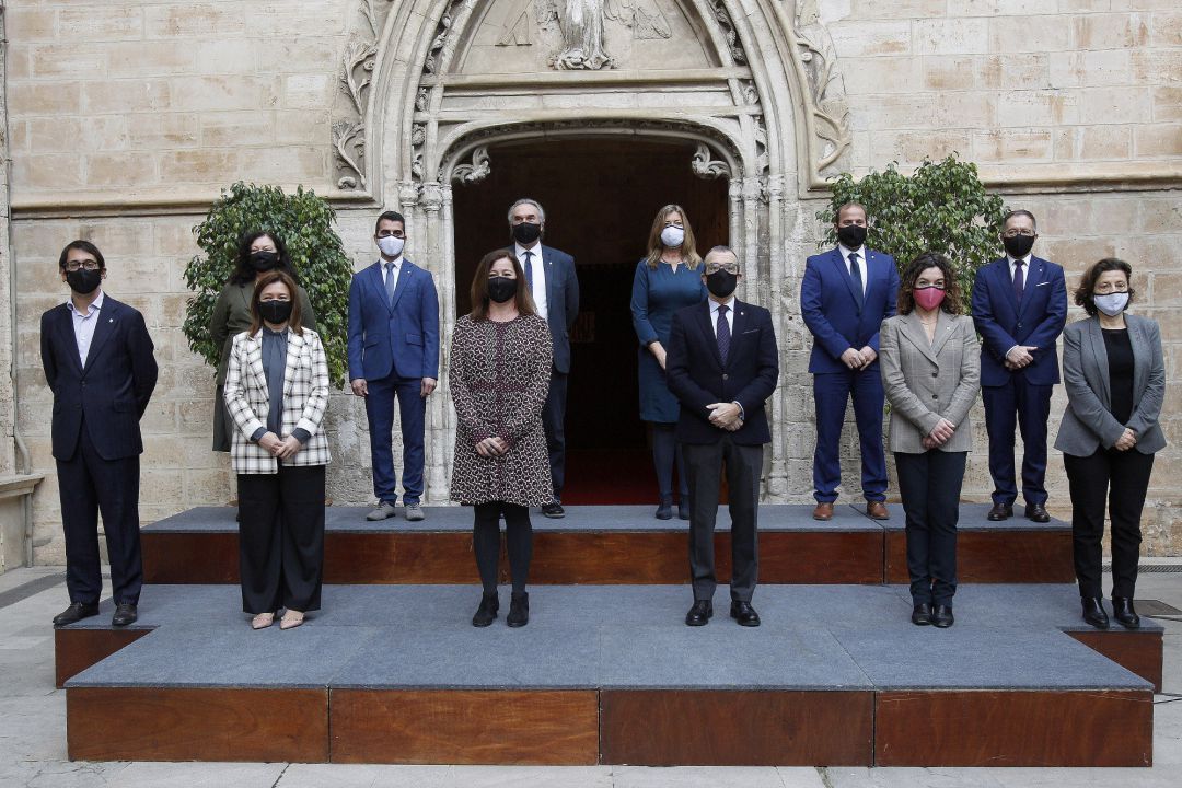 Primera imatge del nou Executiu autonòmic després que els consellers entrants prometesin els seus càrrecs. Primera imatge del nou Executiu autonòmic després que els consellers entrants prometesin els seus càrrecs.