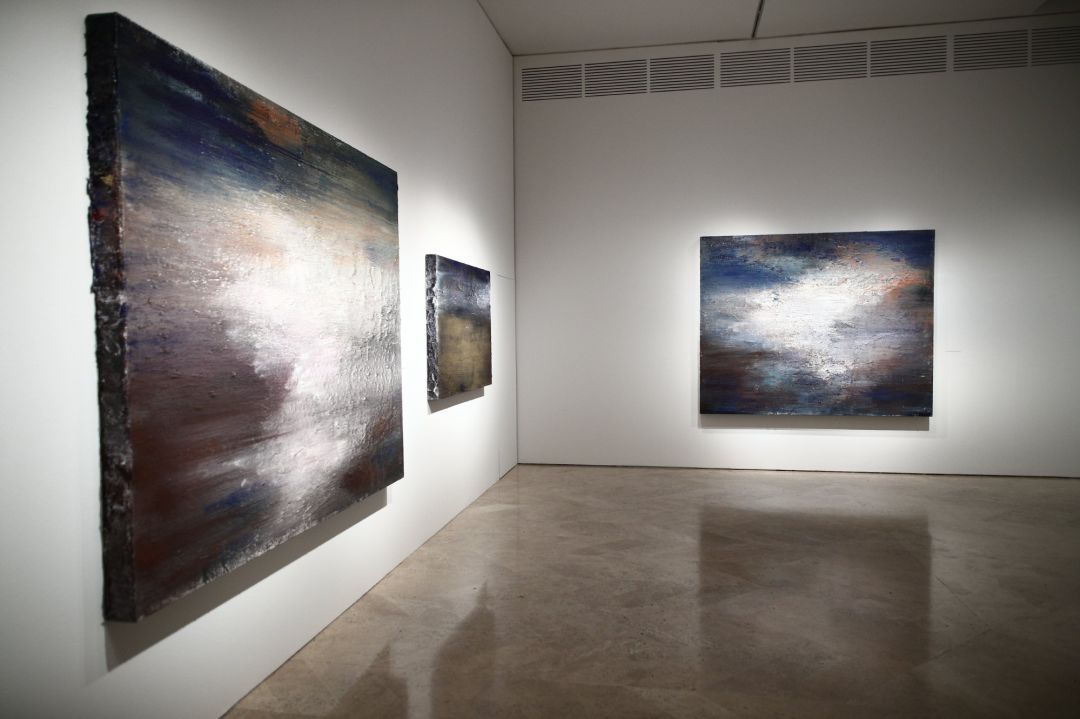 Tres pinturas en la exposición 'Homenaje a Aert van der Neer' de Alberto Reguera en el Museo Thyssen-Bornemisza en Madrid (España), a 15 de febrero de 2021. Todas las pinturas que forman parte de la exposición han sido creadas por Alberto Reguera tomando de partida una obra de la colección Thyssen-Bornemisza, `Claro de Luna con un camino bordeando un canal´ del pintor holandés Aert van der Neer. Una característica distintiva de la pintura de paisaje holandesa del siglo XVII es el protagonismo del cielo y las nubes, con sus infinitas variaciones que se convierte en una obsesión constante en la obra de Reguera.
Tres pinturas en la exposición 'Homenaje a Aert van der Neer' de Alberto Reguera en el Museo Thyssen-Bornemisza en Madrid (España), a 15 de febrero de 2021. Todas las pinturas que forman parte de la exposición han sido creadas por Alberto Reguera tomando de partida una obra de la colección Thyssen-Bornemisza, `Claro de Luna con un camino bordeando un canal´ del pintor holandés Aert van der Neer. Una característica distintiva de la pintura de paisaje holandesa del siglo XVII es el protagonismo del cielo y las nubes, con sus infinitas variaciones que se convierte en una obsesión constante en la obra de Reguera.