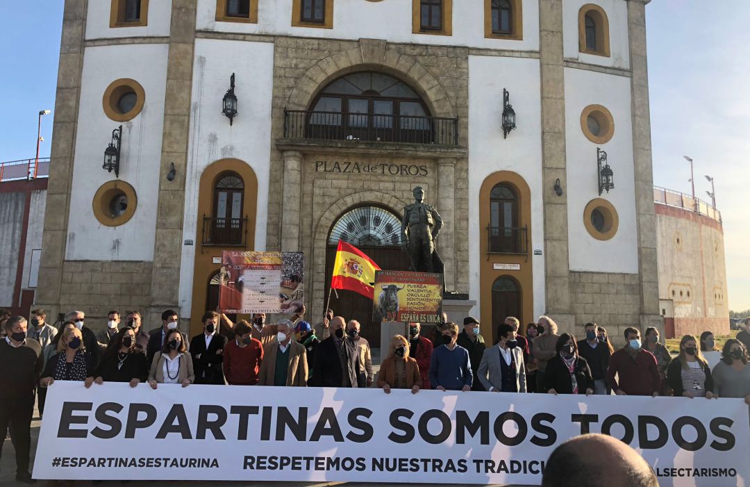 Imagen de la concentración de profesionales y aficionados a las puertas de la plaza de toros de Espartinas Imagen de la concentración de profesionales y aficionados a las puertas de la plaza de toros de Espartinas