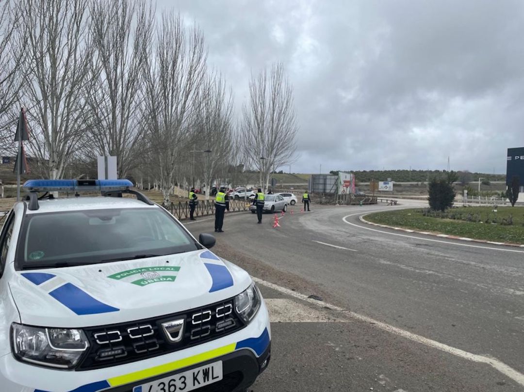 La Policía Local de Úbeda realiza controles en uno de los accesos a la ciudad La Policía Local de Úbeda realiza controles en uno de los accesos a la ciudad