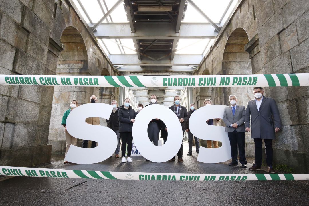 Protesta de los alcaldes de la ribera del Miño en el puente internacional que une Tui y Valença. Protesta de los alcaldes de la ribera del Miño en el puente internacional que une Tui y Valença.