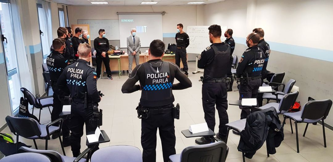 Imagen de un encuentro de varios policías locales de Parla con el concejal de Seguridad, Francisco Conde (c) Imagen de un encuentro de varios policías locales de Parla con el concejal de Seguridad, Francisco Conde (c)