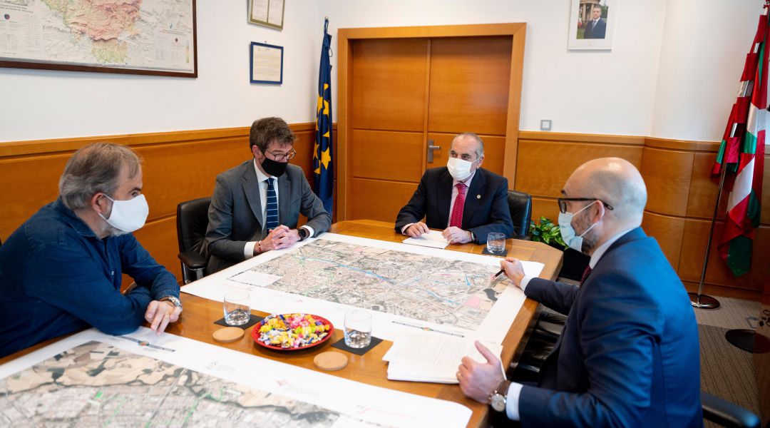 El Consejero Arriola presenta al alcalde de Vitoria, Gorka Urtaran, las alternativas El Consejero Arriola presenta al alcalde de Vitoria, Gorka Urtaran, las alternativas