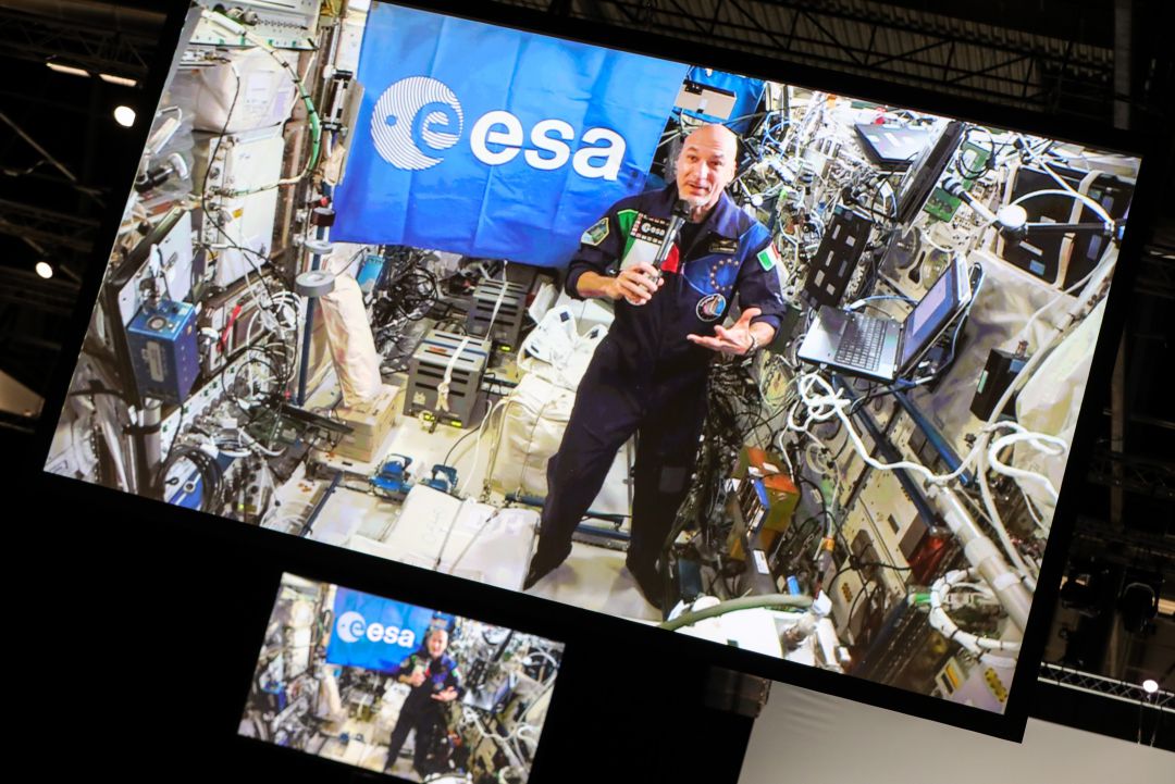 Conexión entre el astronauta italiano Luca Parmitano, desde la Estación Espacial Internacional, y el ministro de Ciencia, Pedro Duque, durante la Cumbre del Clima (COP25), en diciembre de 2019. Conexión entre el astronauta italiano Luca Parmitano, desde la Estación Espacial Internacional, y el ministro de Ciencia, Pedro Duque, durante la Cumbre del Clima (COP25), en diciembre de 2019.