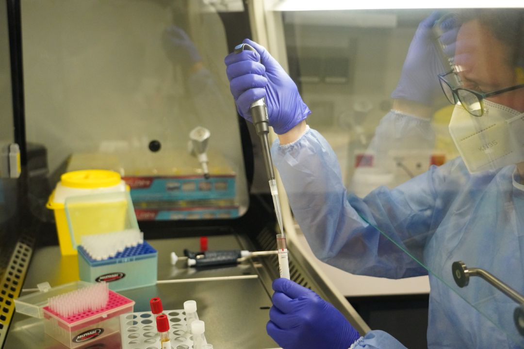 Una trabajadora maneja material sanitario Una trabajadora maneja material sanitario
