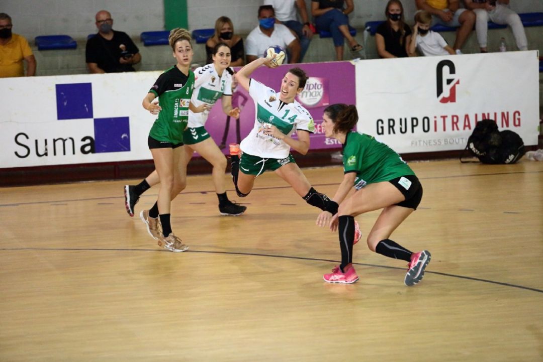 La jugadora del Elche, María Flores, lanza a portería La jugadora del Elche, María Flores, lanza a portería