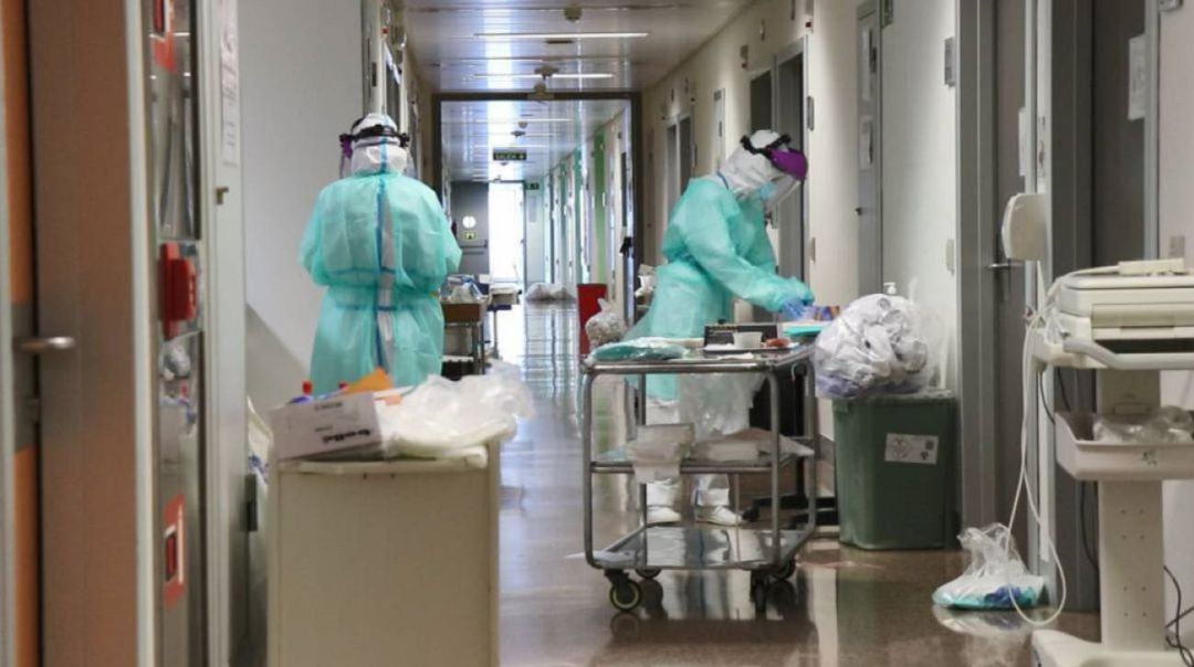 Los hospitales atienden a los pacientes por coronavirus con la protección necesaria para evitar contagios Los hospitales atienden a los pacientes por coronavirus con la protección necesaria para evitar contagios