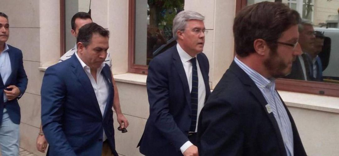 Fernández de Moya flanqueado por compañeros de su partido el día en el que acudió al Juzgado número 2 de Jaén como investigado en el caso Matinsreg.
Fernández de Moya flanqueado por compañeros de su partido el día en el que acudió al Juzgado número 2 de Jaén como investigado en el caso Matinsreg.