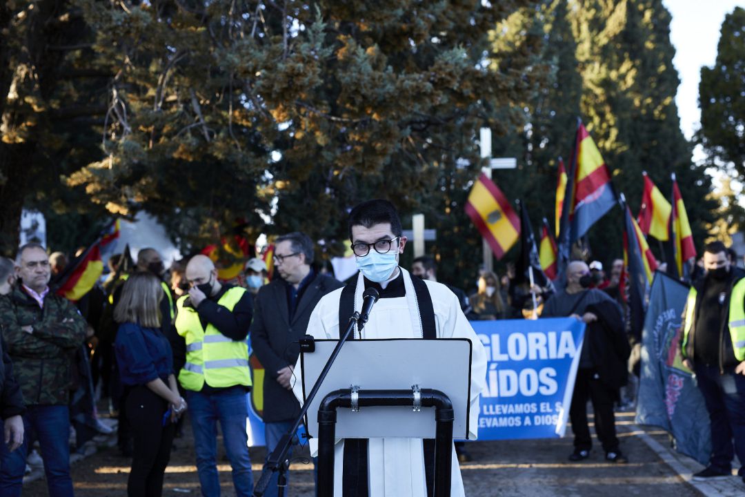 Varias personas participan en una marcha neonazi en Madrid convocada por el colectivo Juventud Patriota y que homenajea a los caídos de la División Azul. Varias personas participan en una marcha neonazi en Madrid convocada por el colectivo Juventud Patriota y que homenajea a los caídos de la División Azul.