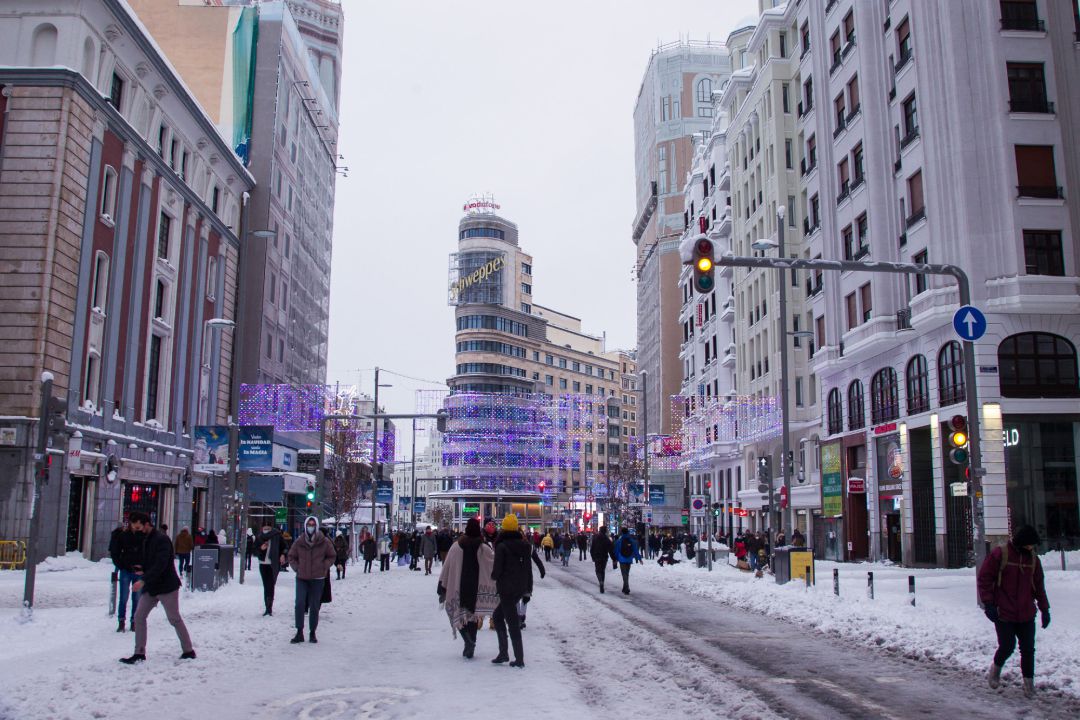 Transeúntes pasean por la Gran Vía durante la gran nevada provocada por la borrasca ‘Filomena’, en Madrid. Transeúntes pasean por la Gran Vía durante la gran nevada provocada por la borrasca ‘Filomena’, en Madrid.