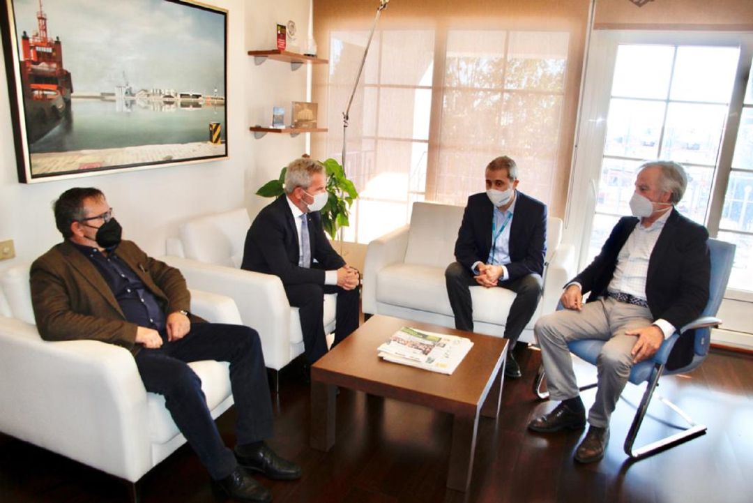 El presidente del puerto, José García Fuentes, se reúne con los responsables de la naviera Balearia El presidente del puerto, José García Fuentes, se reúne con los responsables de la naviera Balearia