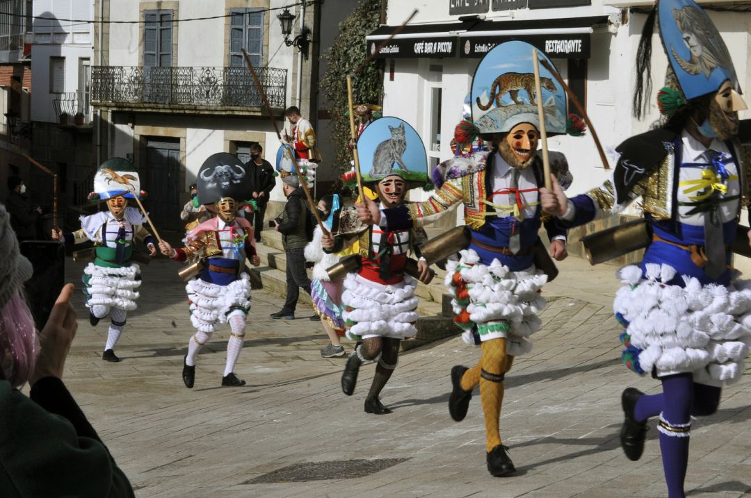 Los peliqueiros de Laza aparecieron a la salida de misa Los peliqueiros de Laza aparecieron a la salida de misa