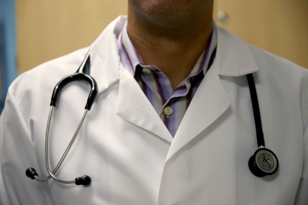 La falta de especialistas, no de médicos, está marcando la gestión de la pandemia en España La falta de especialistas, no de médicos, está marcando la gestión de la pandemia en España