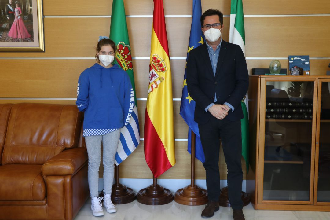 La deportista junto al alcalde de El Ejido Francisco Góngora. La deportista junto al alcalde de El Ejido Francisco Góngora.