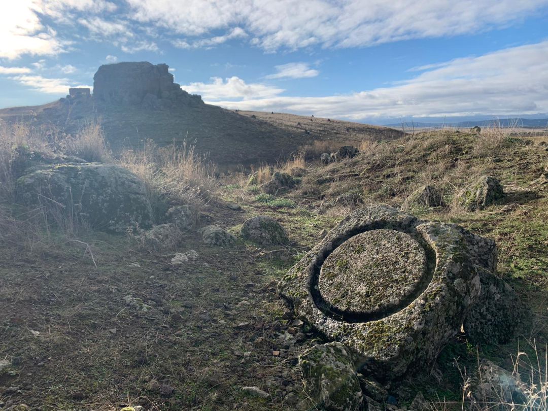 Piedra de molino romano supuestamente expoliada Piedra de molino romano supuestamente expoliada