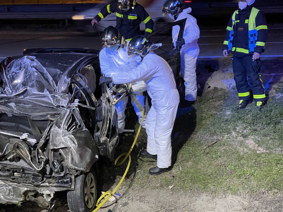 Los bomberos tuvieron que excarcelar el cadaver del conductor del vehículo. Los bomberos tuvieron que excarcelar el cadaver del conductor del vehículo.
