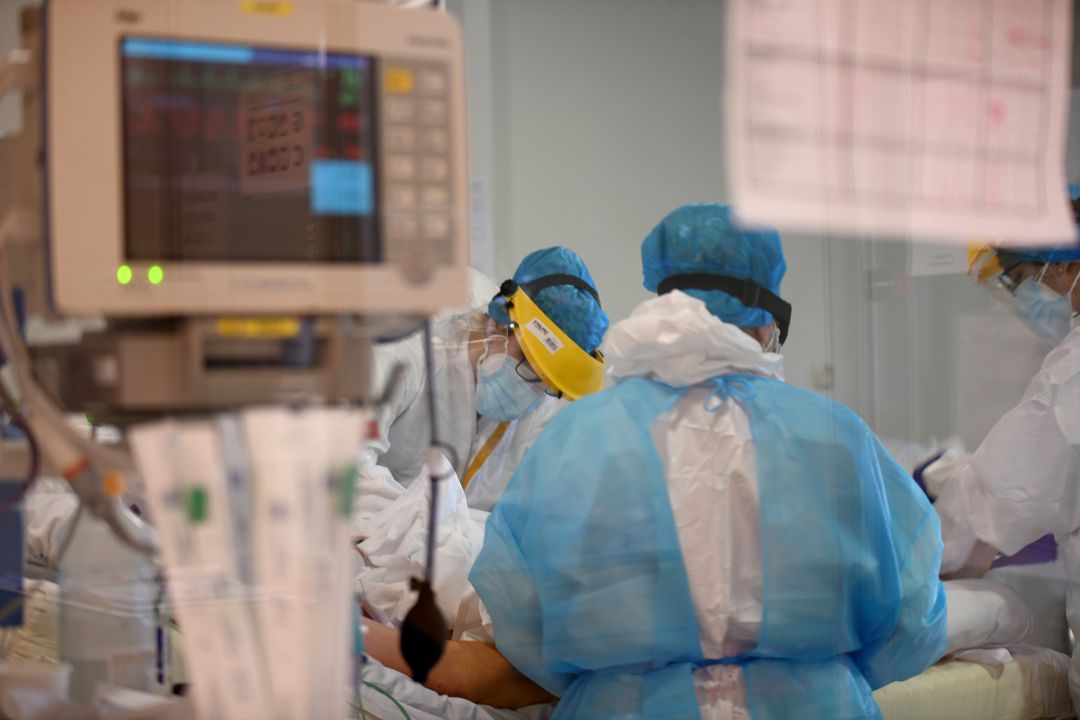 Varias sanitarias atienden a un paciente con Covid en la UCI del Hospital Ramón y Cajal de Madrid. Varias sanitarias atienden a un paciente con Covid en la UCI del Hospital Ramón y Cajal de Madrid.