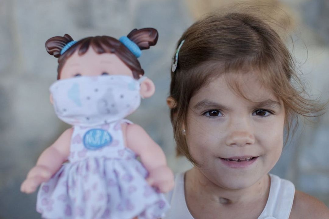 Una niña con enfermedad intestinal junto a una muñeca que desde la asociación venden para dar visibilidad a su trabajo Una niña con enfermedad intestinal junto a una muñeca que desde la asociación venden para dar visibilidad a su trabajo