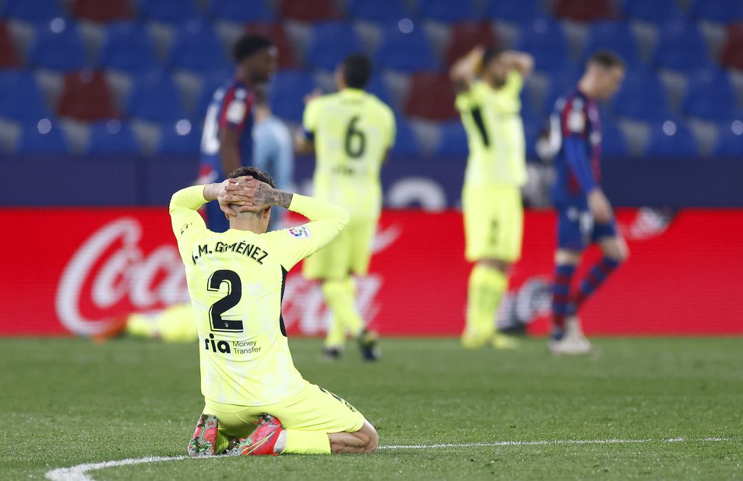 Giménez se lamenta tras una ocasión fallada del Atlético. Giménez se lamenta tras una ocasión fallada del Atlético.
