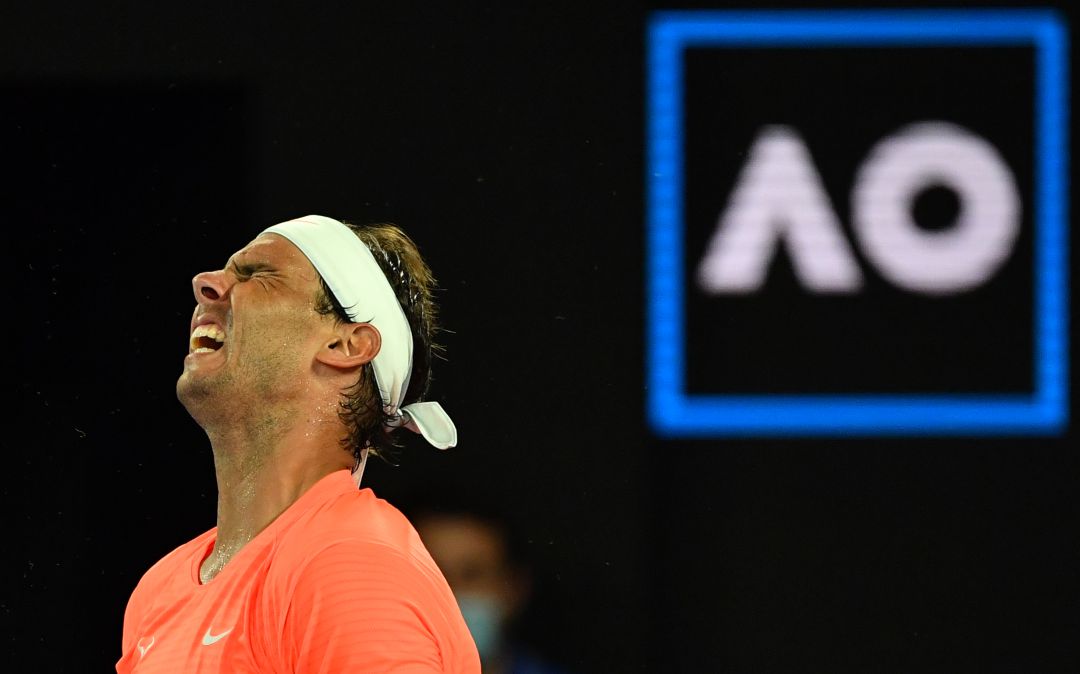 Nadal se lamenta tras fallar un golpe Nadal se lamenta tras fallar un golpe