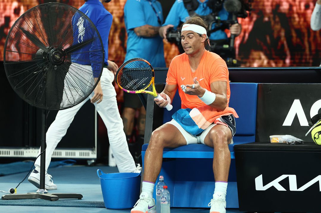 Nadal, durante una pausa, en su duelo contra Tsitsipas Nadal, durante una pausa, en su duelo contra Tsitsipas