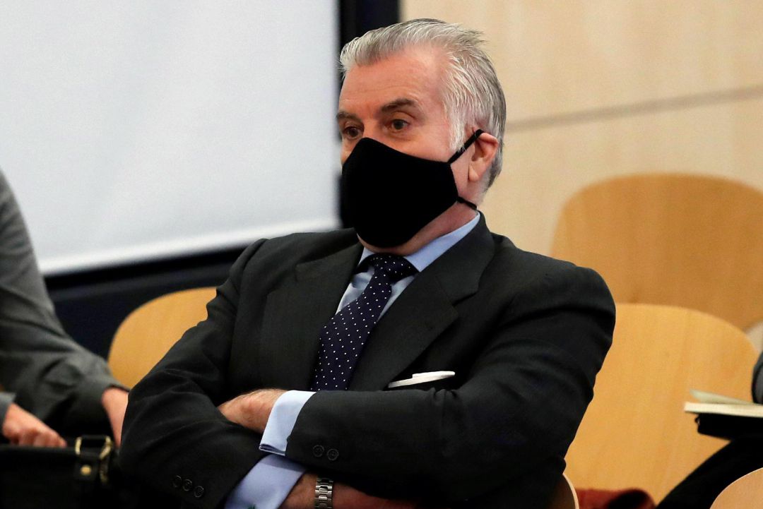 El extesorero del PP Luis Bárcenas sentado en el banquillo de los acusados durante la primera sesión del juicio de los "papeles de Bárcenas". El extesorero del PP Luis Bárcenas sentado en el banquillo de los acusados durante la primera sesión del juicio de los "papeles de Bárcenas".