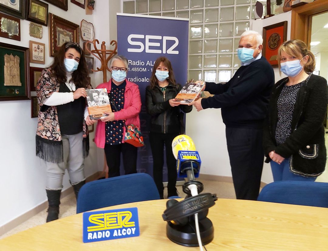 Tesa Zález y Juan Jordá y Celia Úbeda entregan dos ejemplares del libro a Amalia Carbonell y Montse Torrella Tesa Zález y Juan Jordá y Celia Úbeda entregan dos ejemplares del libro a Amalia Carbonell y Montse Torrella
