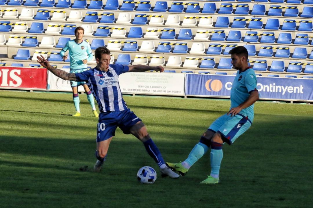 Raillo en una acción ante el Atletico Levante Raillo en una acción ante el Atletico Levante