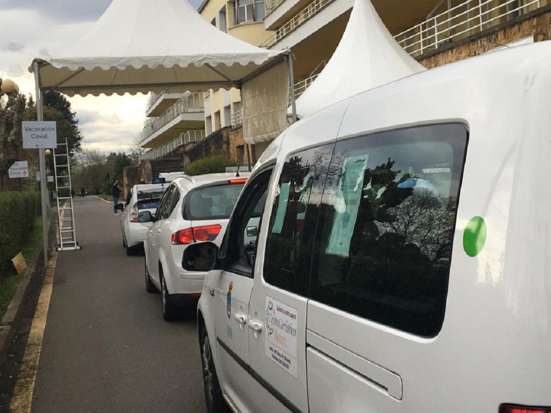 Varios vehículos hacen cola en el AUTOVAC instalado en el exterior del Hospital Monte Naranco (Oviedo) Varios vehículos hacen cola en el AUTOVAC instalado en el exterior del Hospital Monte Naranco (Oviedo)