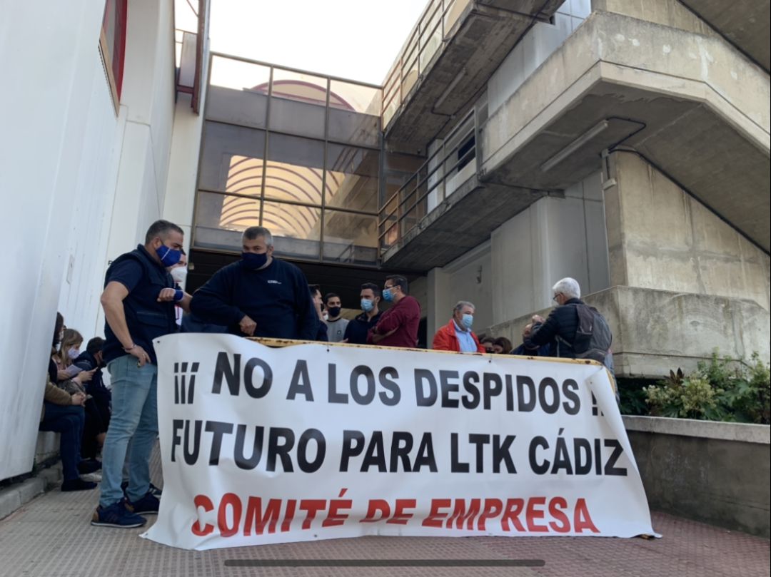 Extrabajadores de LTK, en la protesta por su despido frente a la planta el pasado mes de noviembre Extrabajadores de LTK, en la protesta por su despido frente a la planta el pasado mes de noviembre