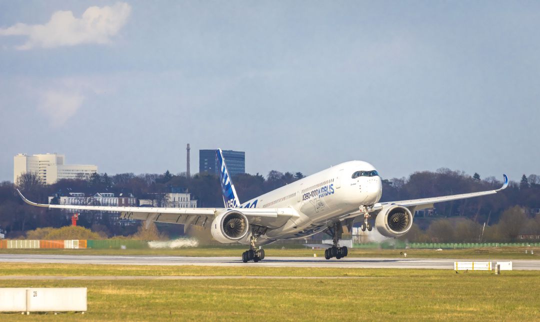 Aeronave de Airbus despegando Aeronave de Airbus despegando