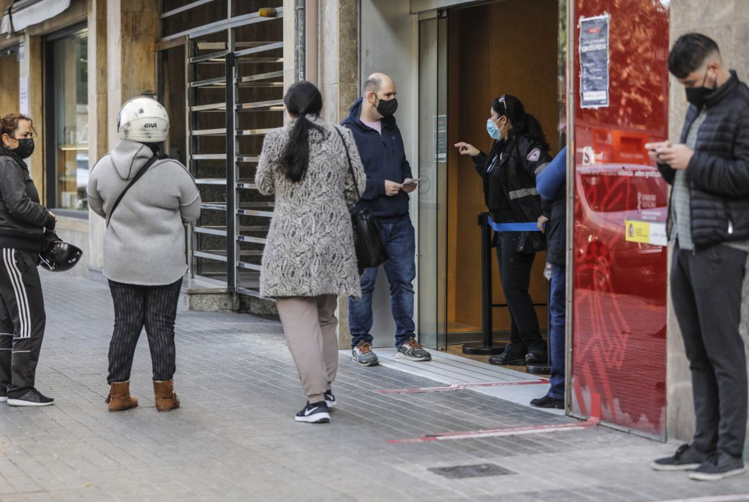 Varias personas con cita previa esperan para entrar en una oficina del SEPE (imagen de archivo) Varias personas con cita previa esperan para entrar en una oficina del SEPE (imagen de archivo)