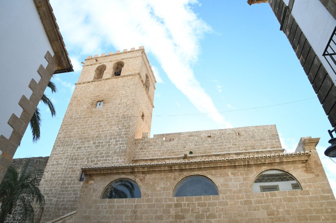 Reloj cuadrado en el campanario de la iglesia-fortaleza de San Bartolomé. Reloj cuadrado en el campanario de la iglesia-fortaleza de San Bartolomé.