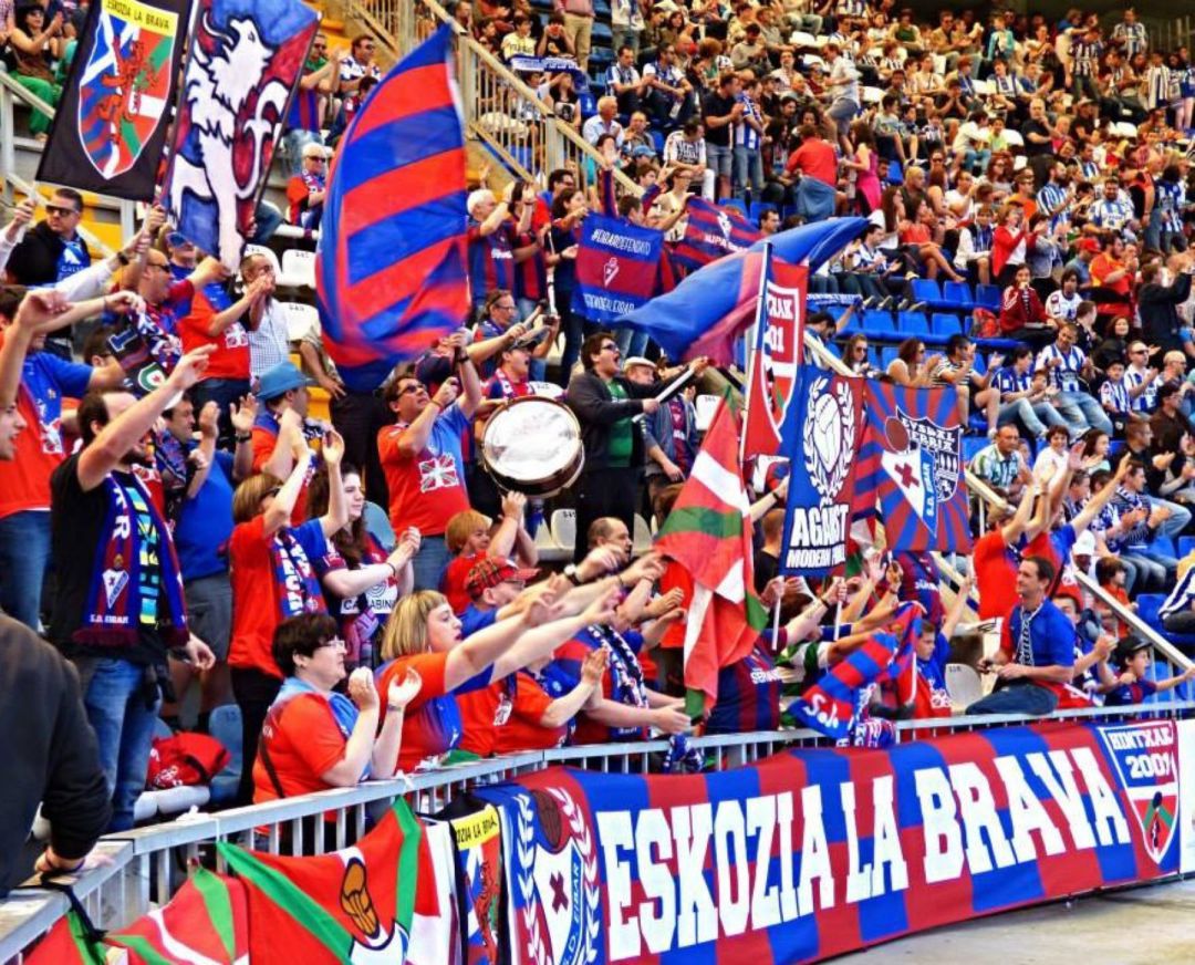Integrantes de la peña eibarresa en un partido de su equipo Integrantes de la peña eibarresa en un partido de su equipo