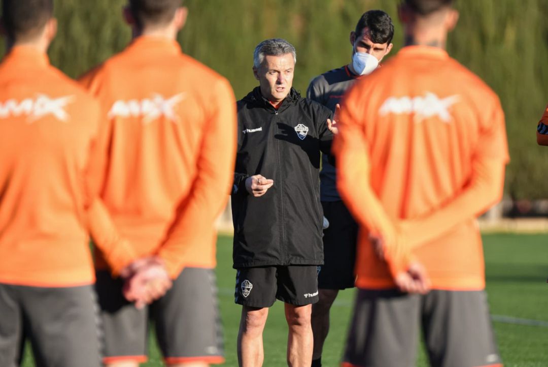 Fran Escribá charla con los jugadores en su primera sesión Fran Escribá charla con los jugadores en su primera sesión