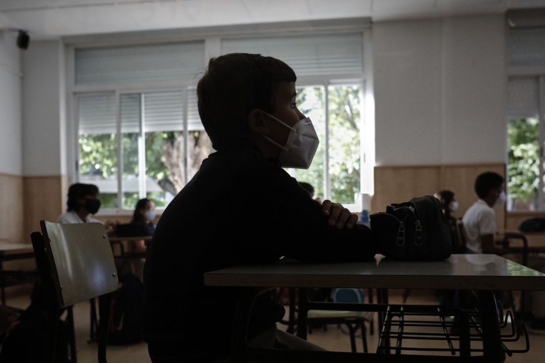 Un niño con mascarilla en un aula de un colegio, foto de recurso Un niño con mascarilla en un aula de un colegio, foto de recurso