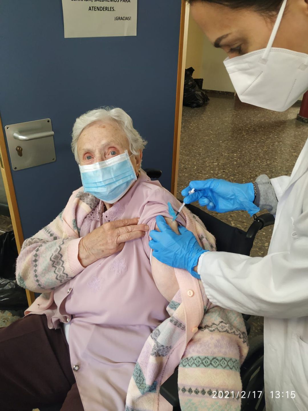 Una de las mayores de 90 años vacunada en el Centro de Salud de Beniopa Una de las mayores de 90 años vacunada en el Centro de Salud de Beniopa